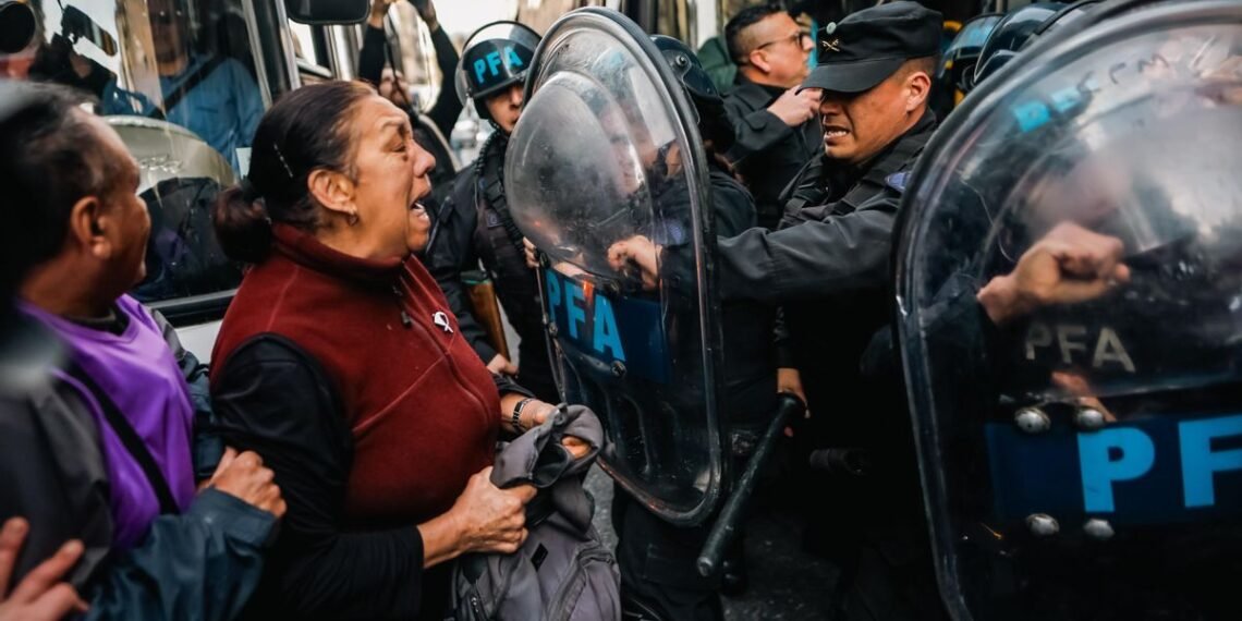 Tensión en Avellaneda: Fuerzas de seguridad intentan despejar un piquete en el Puente Pueyrredón