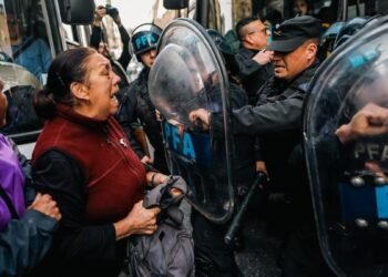 Tensión en Avellaneda: Fuerzas de seguridad intentan despejar un piquete en el Puente Pueyrredón