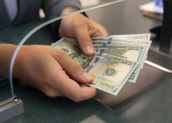 Dólar hoy: a cuánto cotiza el oficial y el tarjeta banco por banco este martes 18 de agosto