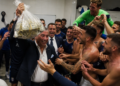 Espectacular gesto del presidente del Dinamo City: una bolsa de dinero para celebrar la clasificación