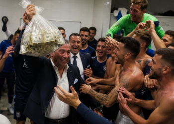 Espectacular gesto del presidente del Dinamo City: una bolsa de dinero para celebrar la clasificación