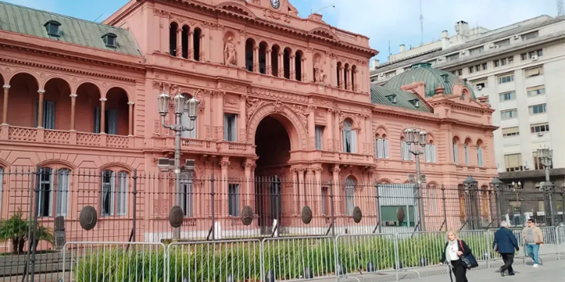 El Gobierno enfrenta tensiones con Brasil, negocia en el Senado y avanza con nuevas medidas