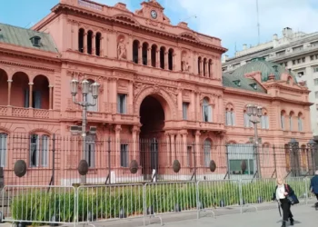 El Gobierno enfrenta tensiones con Brasil, negocia en el Senado y avanza con nuevas medidas