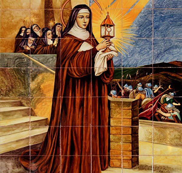 La celebración de Santa Clara de Asís: historia y oración para invocar su ayuda