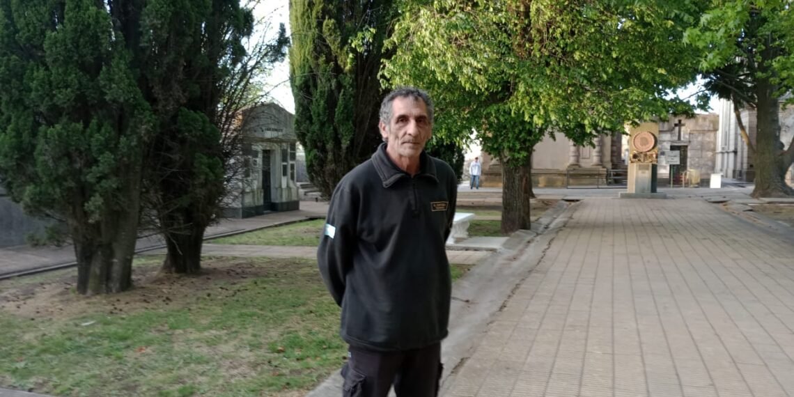 Alberto Cepeda, sereno de un cementerio: “Recorro el lugar tres o cuatro veces por noche y vi cosas inexplicables”