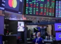 El riesgo país finalizó en 512 puntos mientras el Merval logró cerrar en alza