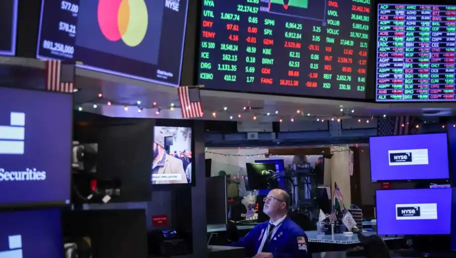 El riesgo país finalizó en 512 puntos mientras el Merval logró cerrar en alza