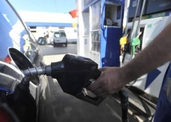 El Gobierno vuelve a postergar el aumento de los combustibles y busca evitar una presión extra sobre la inflación