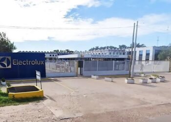 Electrolux cerrará su planta de Rosario y comenzará a importar toda su línea blanca
