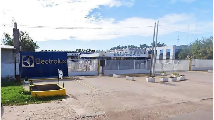 Electrolux cerrará su planta de Rosario y comenzará a importar toda su línea blanca
