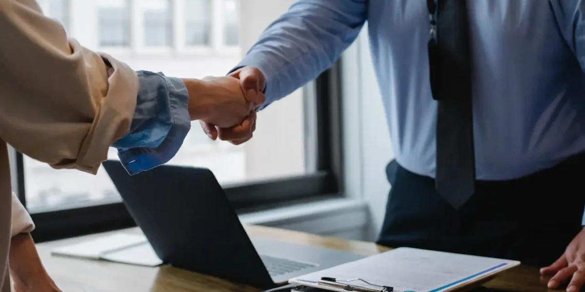 Las empresas mejoran sus expectativas de contratación y prevén más empleo para el cierre de 2026