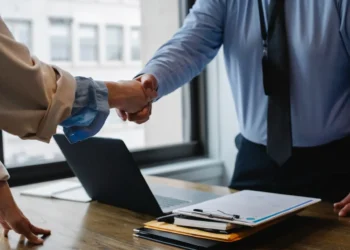 Las empresas mejoran sus expectativas de contratación y prevén más empleo para el cierre de 2026