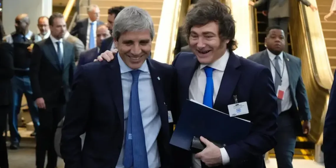 El riesgo de un giro en el modelo económico bajó, pero crecen las alertas por la conflictividad social y productiva