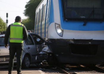 Accidente en Ramos Mejía: un tren Sarmiento colisionó con un automóvil, causando demoras en el servicio