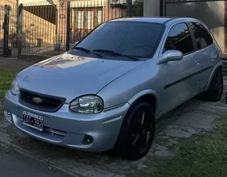 Un conductor pierde el control de su auto en Almirante Brown y hiere a una joven