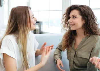 Un estudio destaca que hablar en voz alta no indica agresividad, sino una mayor intensidad emocional