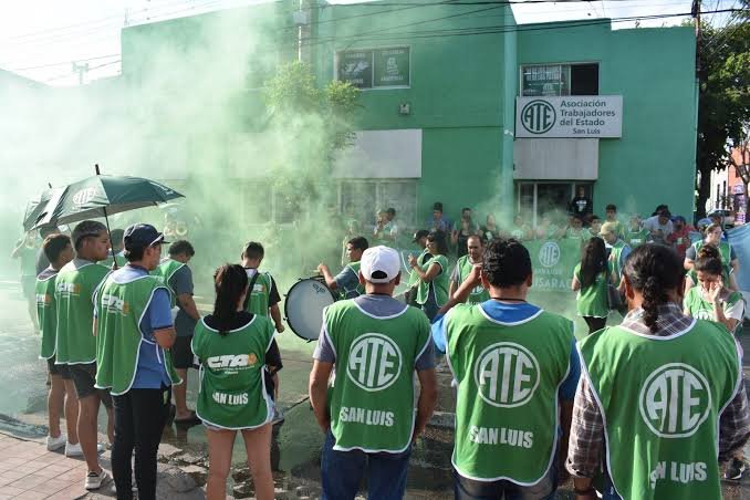 Empleados públicos de San Luis piden asistencia alimentaria y crece el debate por el alcance de los aumentos salariales