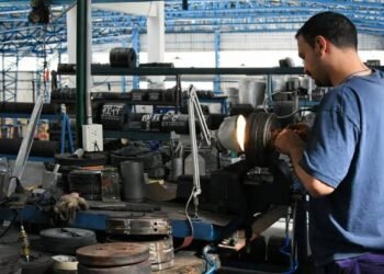 La economía de dos velocidades: crece la actividad, pero cae el empleo formal y se profundiza la brecha entre sectores