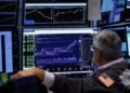 Bonos argentinos retroceden y el riesgo país se acerca a los 500 puntos ante la tensión de los mercados