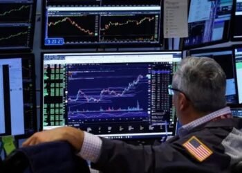 Bonos argentinos retroceden y el riesgo país se acerca a los 500 puntos ante la tensión de los mercados