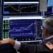 Bonos argentinos retroceden y el riesgo país se acerca a los 500 puntos ante la tensión de los mercados