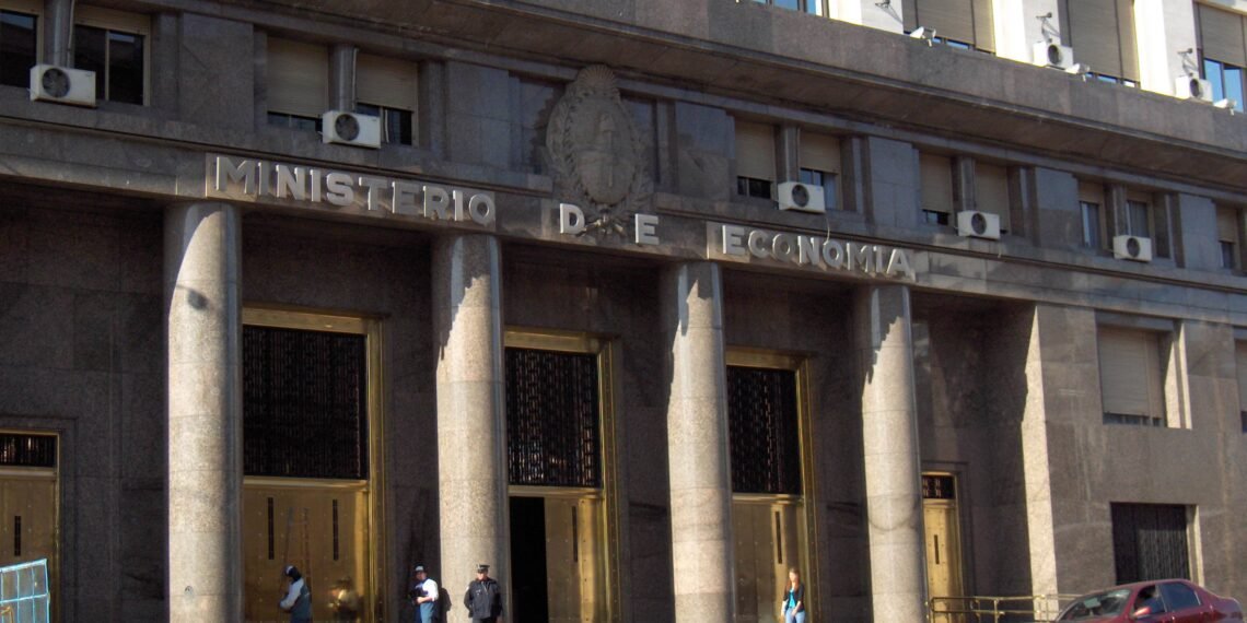 Economía disolvió una comisión de Energía que intervenía en la redeterminación de precios de obras públicas