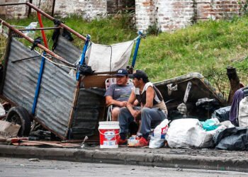El Gobierno espera un repunte de la pobreza y prepara su argumento ante el próximo dato del INDEC