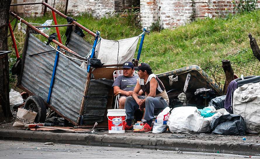 El Gobierno espera un repunte de la pobreza y prepara su argumento ante el próximo dato del INDEC