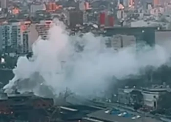 Incendio en un restaurante de Puerto Madero: evacuación y asistencia médica para dos personas