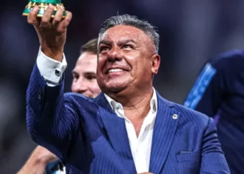 El canto de los hinchas de River contra el presidente de la AFA se repite incesantemente