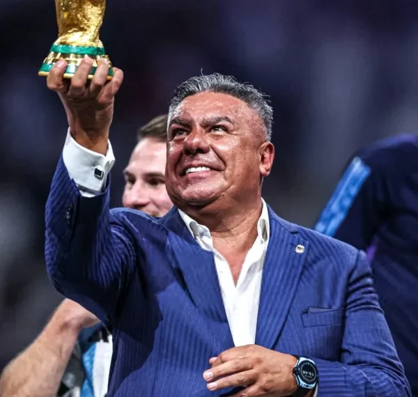 El canto de los hinchas de River contra el presidente de la AFA se repite incesantemente