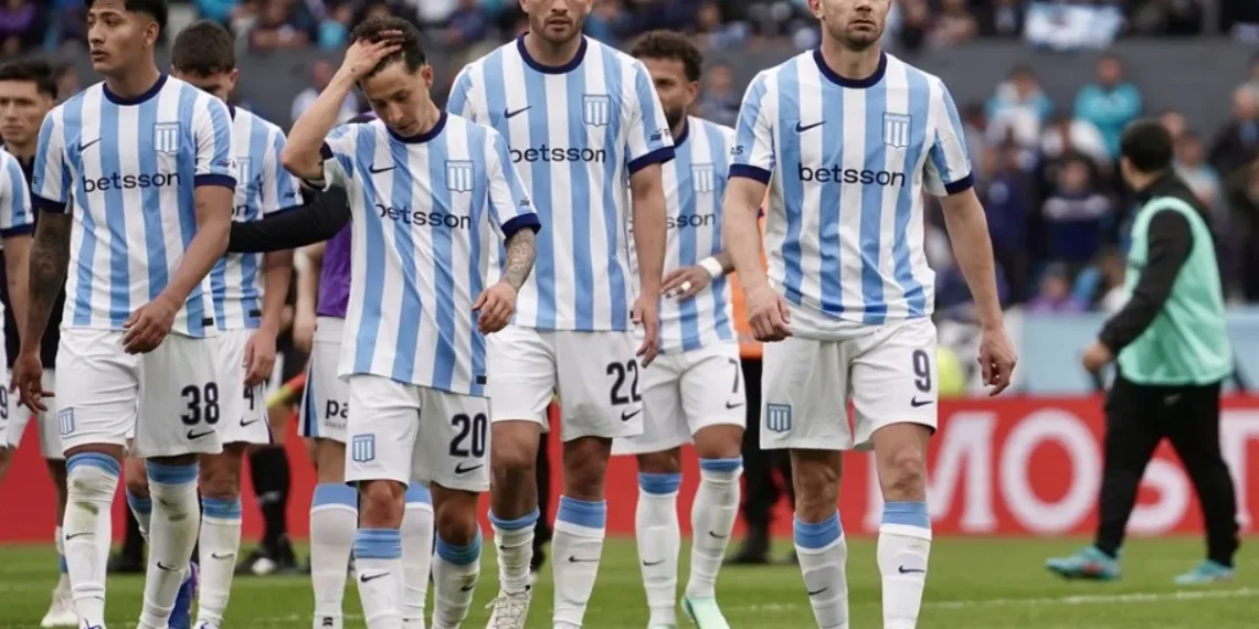 Racing cierra un año para el olvido tras la derrota en el Monumental: críticas a Diego Milito y el futuro de Saja en el aire