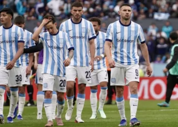 Racing cierra un año para el olvido tras la derrota en el Monumental: críticas a Diego Milito y el futuro de Saja en el aire