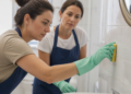 Expertas sugieren el uso de amoníaco para blanquear azulejos del baño