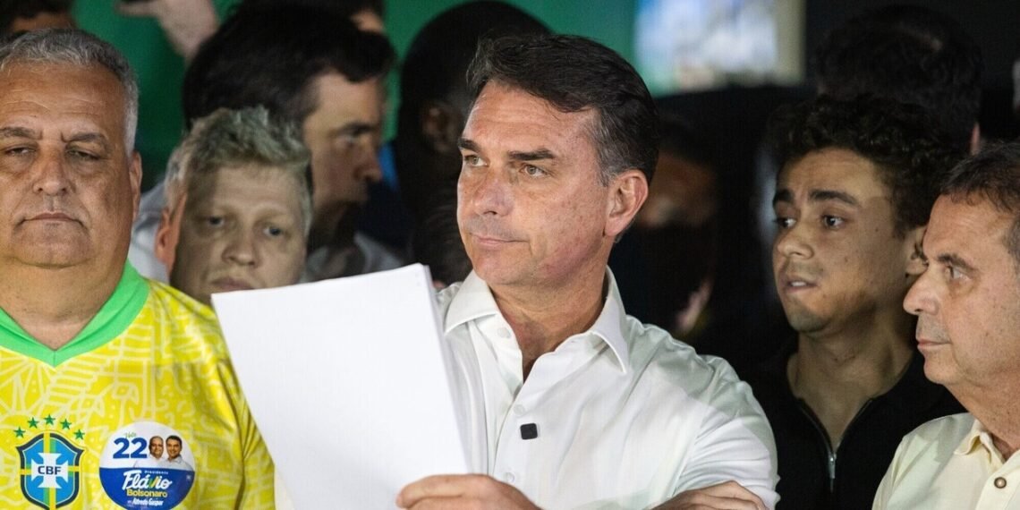 Investigan si un vuelo privado cancelado en Iguazú estaba vinculado a Flavio Bolsonaro