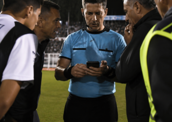 La polémica decisión de Lamolina en el partido All Boys-Godoy Cruz: el uso de un celular y sus implicancias reglamentarias