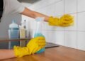 Expertas sugieren el uso de amoníaco para blanquear azulejos del baño
